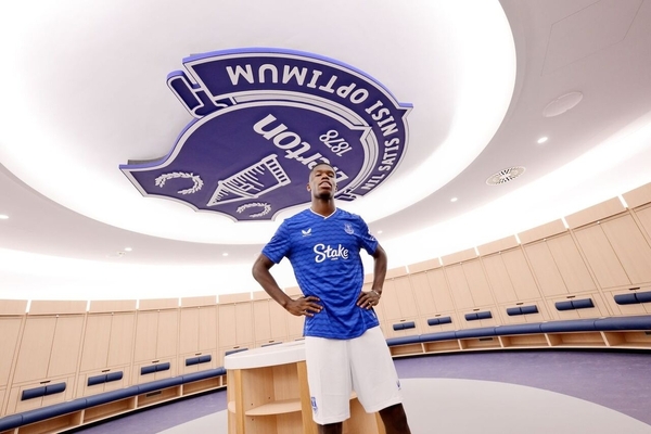 Everton confirma el fichaje del delantero Thierno Barry